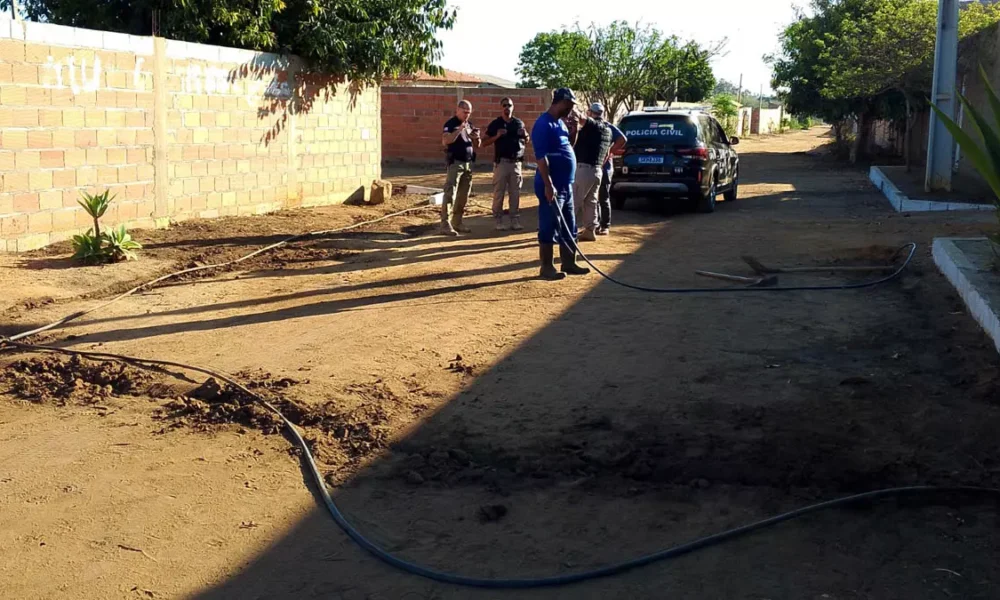 um ponto de ligação clandestina no loteamento Agroflores, no bairro Lagoa das Flores, em Vitória da Conquista. A água tratada