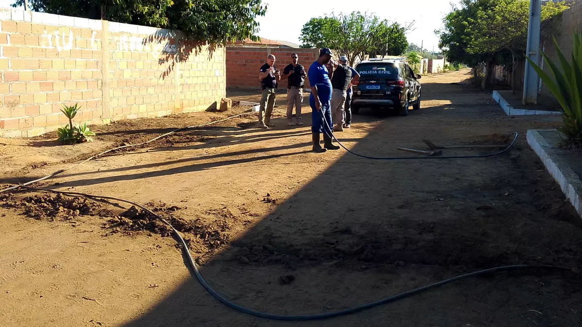 um ponto de ligação clandestina no loteamento Agroflores, no bairro Lagoa das Flores, em Vitória da Conquista. A água tratada