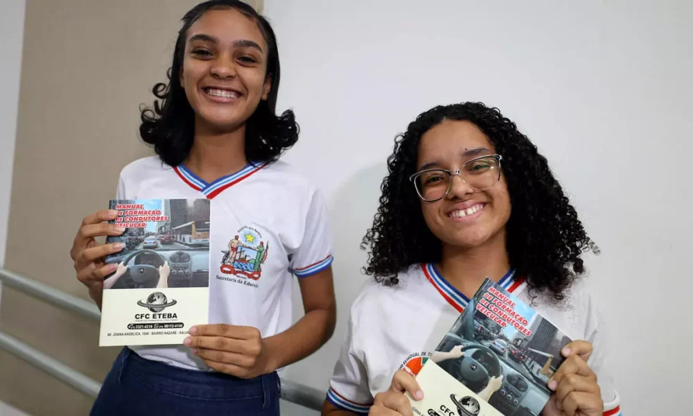 Contemplados no programa CNH nas Escolas do Governo do Estado, 34 estudantes do Colégio Estadual de Tempo Integral Pedro Paulo
