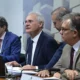 A Comissão de Assuntos Econômicos (CAE) debate nesta terça-feira (21) o projeto de lei que isenta o Imposto de Renda (IR) para quem ganha