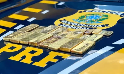 A Polícia Rodoviária Federal (PRF) apreendeu, na tarde da última sexta-feira (10), 20 barras de ouro maciço, totalizando aproximadamente