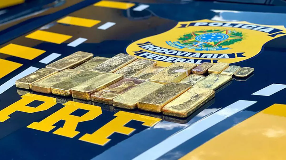 A Polícia Rodoviária Federal (PRF) apreendeu, na tarde da última sexta-feira (10), 20 barras de ouro maciço, totalizando aproximadamente