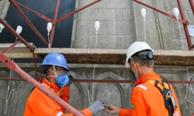 uma resina acrílica diluída a 12%, que é lentamente “injetada” na estrutura da fachada. A imagem chama atenção de quem passa: