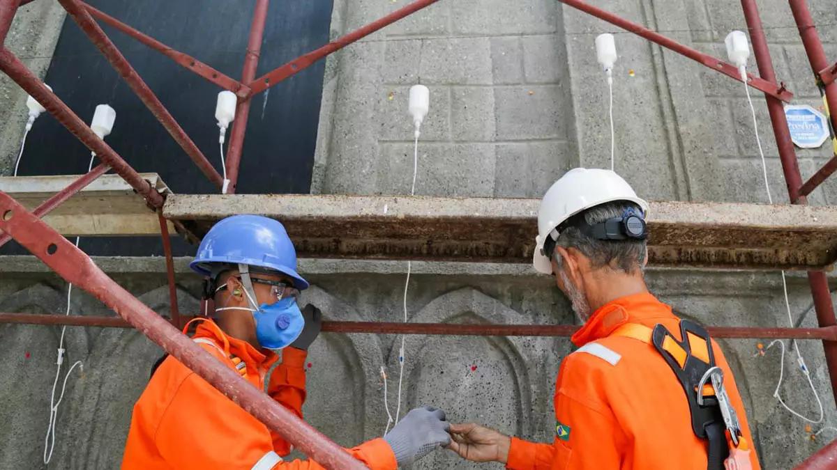 uma resina acrílica diluída a 12%, que é lentamente “injetada” na estrutura da fachada. A imagem chama atenção de quem passa: