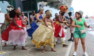 Estado (Setur-BA), reunindo baianas típicas, grupo de percussão afro e representação de orixás. Os cruzeiristas entraram no clima de festa,