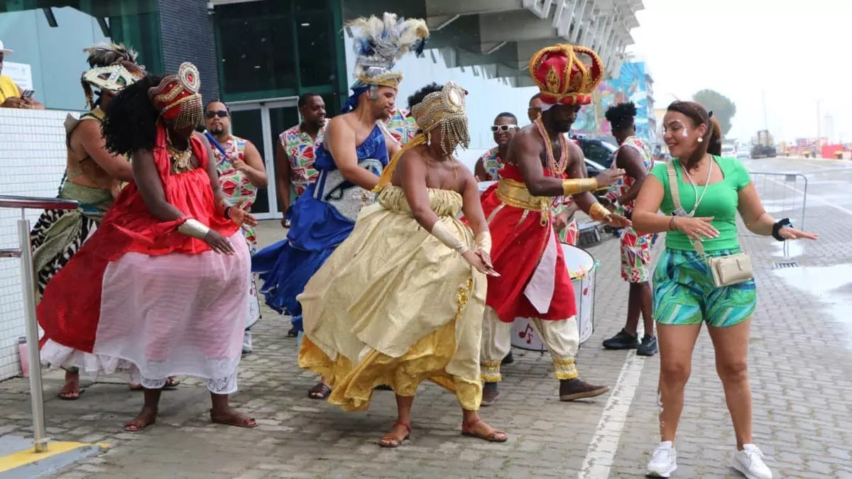 Estado (Setur-BA), reunindo baianas típicas, grupo de percussão afro e representação de orixás. Os cruzeiristas entraram no clima de festa,
