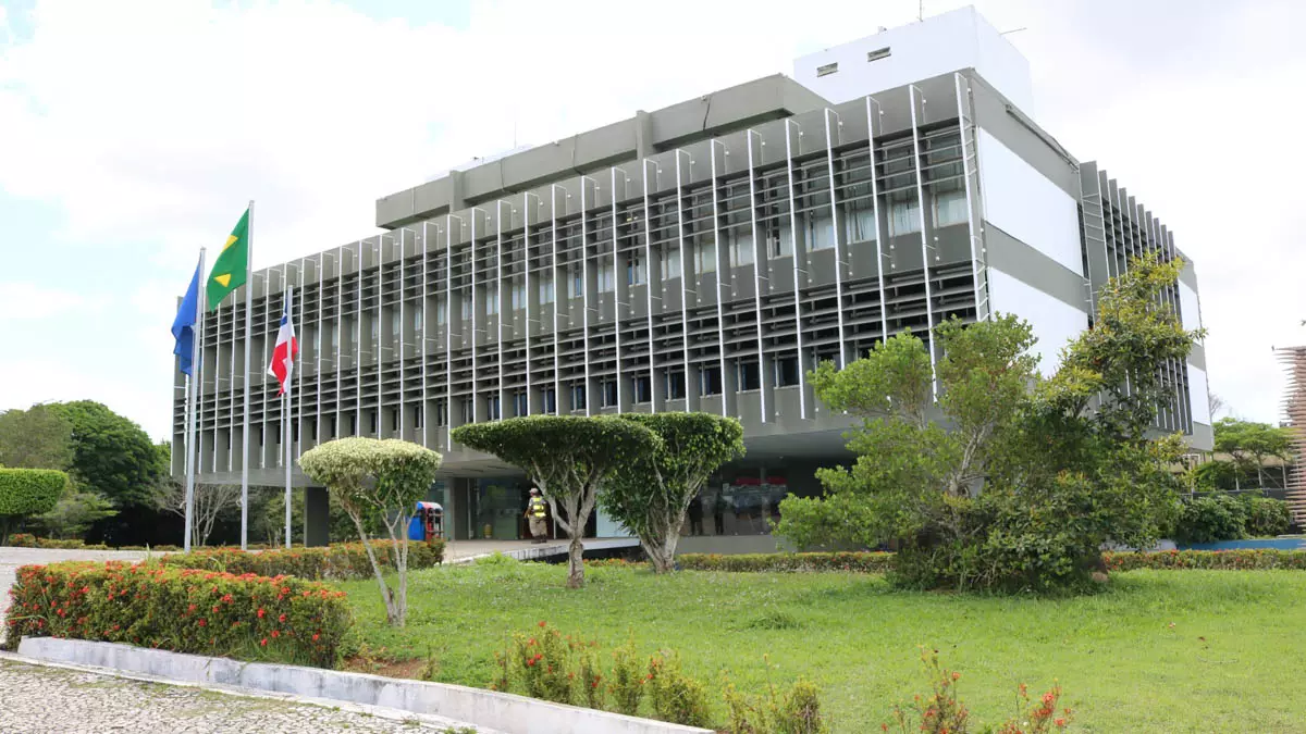 Mesmo com o volume recorde de investimentos registrado nos últimos anos e a contratação de novas operações de crédito, o Estado da Bahia