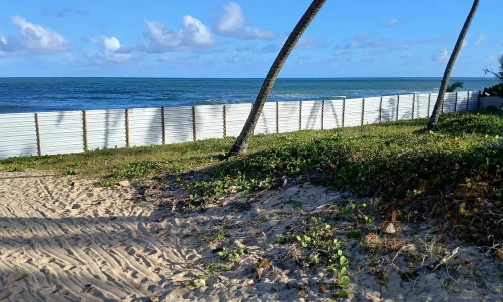 sem aviso prévio bloqueou, nesta sexta-feira (10), o acesso tradicional à praia utilizado há décadas pelos moradores
