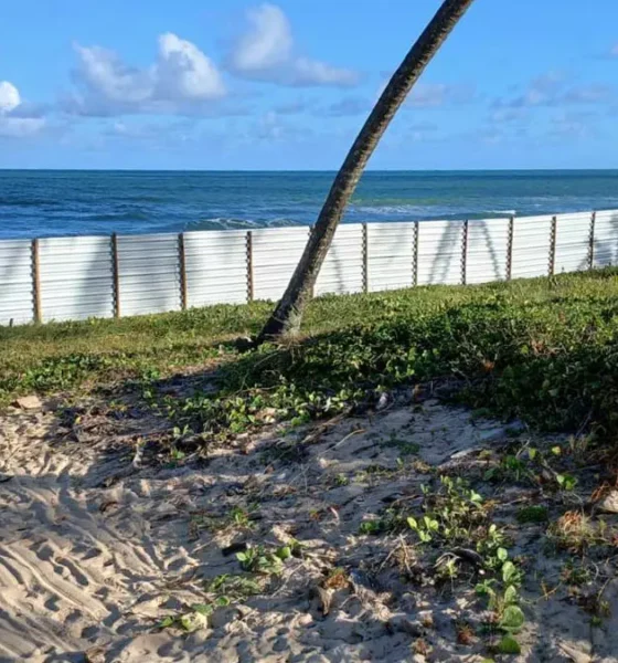 sem aviso prévio bloqueou, nesta sexta-feira (10), o acesso tradicional à praia utilizado há décadas pelos moradores