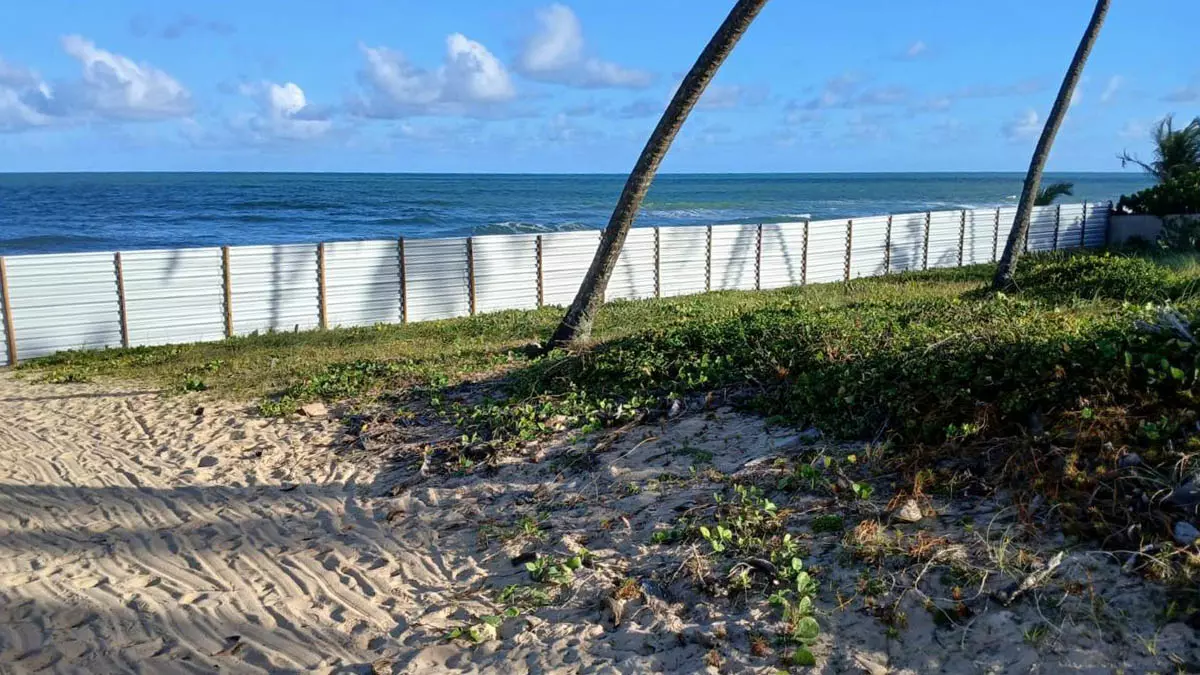 sem aviso prévio bloqueou, nesta sexta-feira (10), o acesso tradicional à praia utilizado há décadas pelos moradores