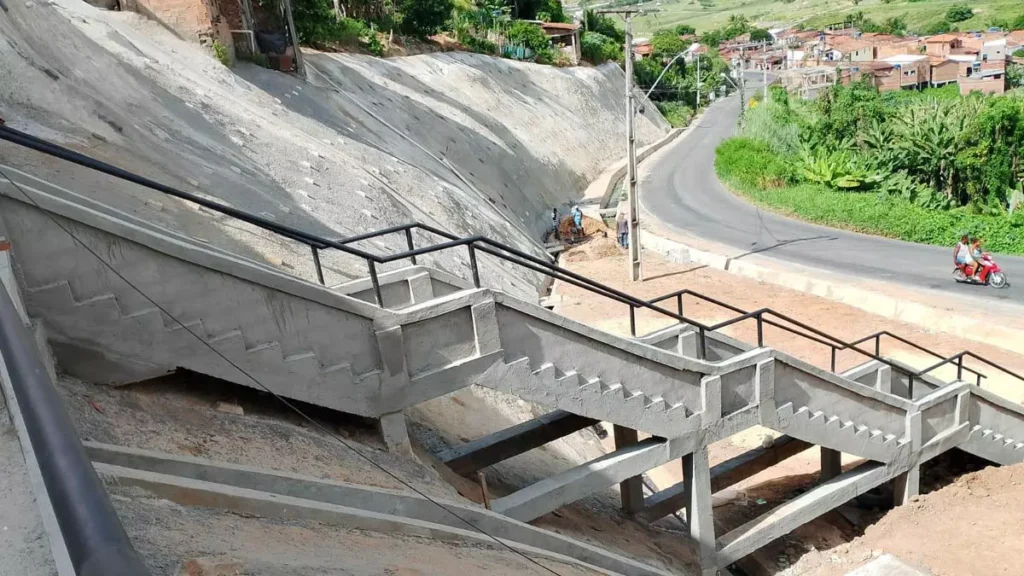 publicou uma nova licitação para elaboração de projetos executivos e execução de obras de contenção de encostas em seis