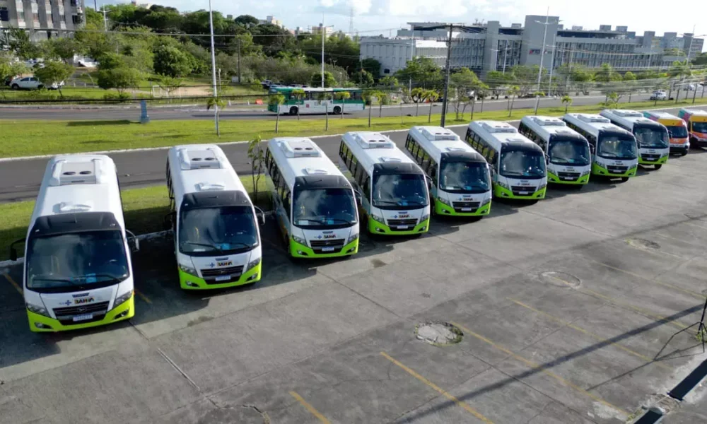 A rede de Policlínicas Regionais da Bahia recebeu, nesta sexta-feira (3), nove novos micro-ônibus destinados aos consórcios de saúde de Irecê, Itaberaba