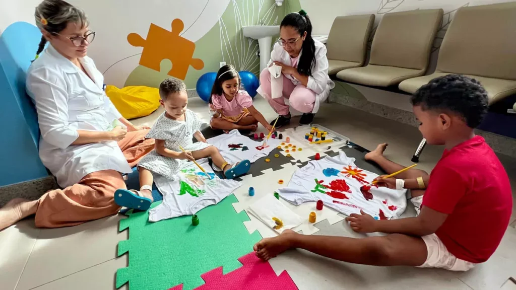 nenhuma criança deseja. Pensando nisso, o setor de Pediatria do Hospital de Brotas preparou uma programação lúdica e acolhedora para