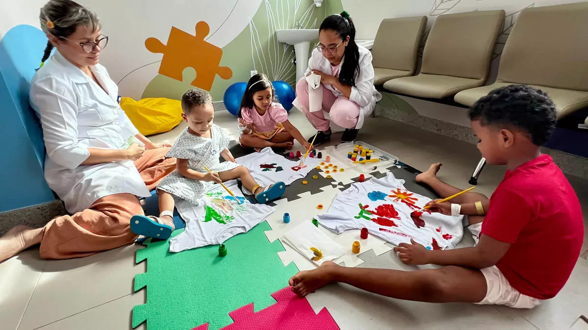 nenhuma criança deseja. Pensando nisso, o setor de Pediatria do Hospital de Brotas preparou uma programação lúdica e acolhedora para