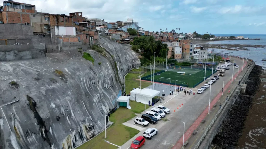 Essencial para proteger vidas e garantir a segurança de regiões com relevo acidentado ou histórico de fortes chuvas, a obra de contenção