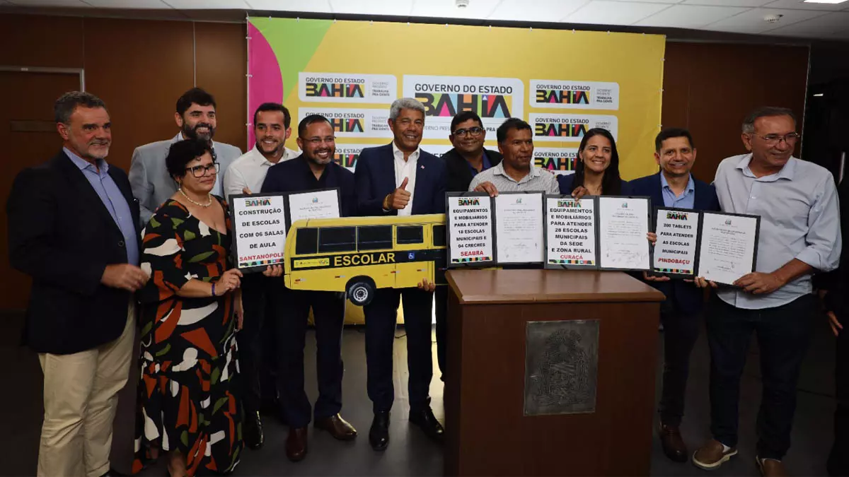 Jerônimo Rodrigues formalizou, nesta segunda-feira (20), convênios com quatro municípios baianos para fortalecer a rede municipal de ensino.