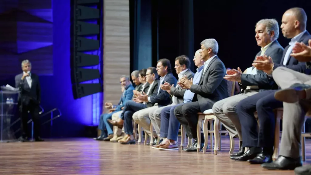 Centro de Convenções e Teatro de Feira de Santana, para o Encontro de Revendedores de Combustíveis da Bahia. Promovido