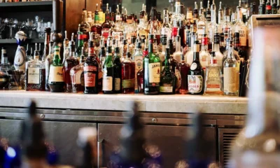 comercialização de bebidas adulteradas e falsificadas. A iniciativa busca garantir a segurança dos consumidores e ampliar o acesso