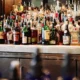 comercialização de bebidas adulteradas e falsificadas. A iniciativa busca garantir a segurança dos consumidores e ampliar o acesso