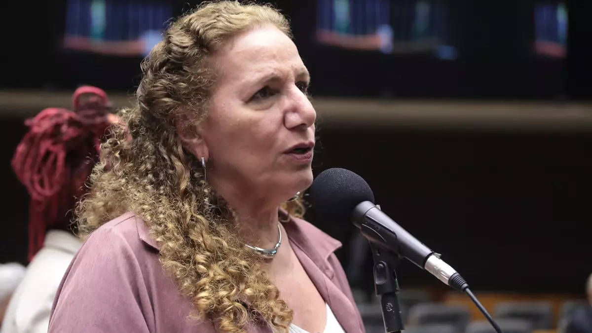 A Câmara dos Deputados aprovou nesta terça-feira (28) o projeto de lei que estabelece o direito à licença de até dois dias