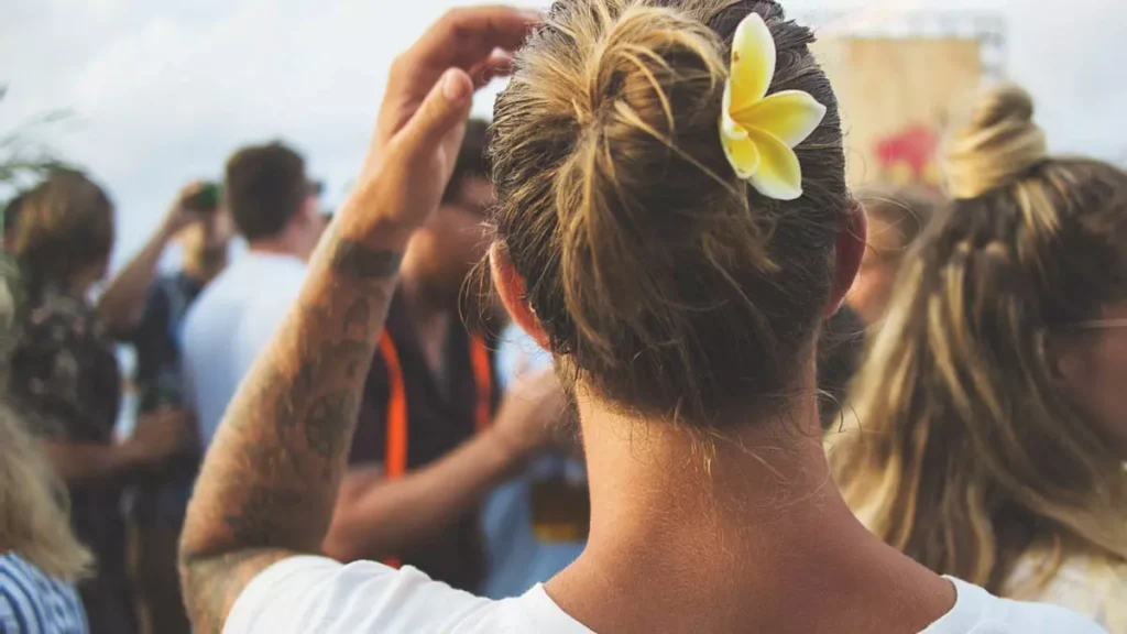 De promessas políticas a notas corporativas, de juras de amor a compromissos sociais, a palavra anda barata. E quando o verbo se