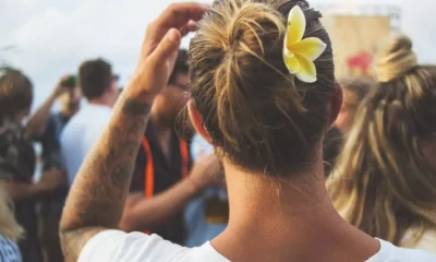 De promessas políticas a notas corporativas, de juras de amor a compromissos sociais, a palavra anda barata. E quando o verbo se