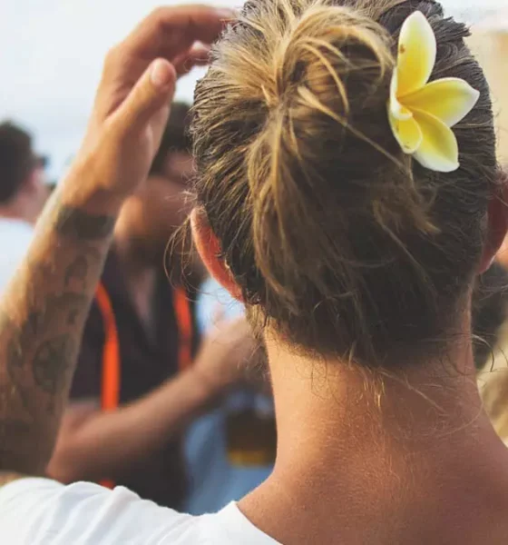 De promessas políticas a notas corporativas, de juras de amor a compromissos sociais, a palavra anda barata. E quando o verbo se