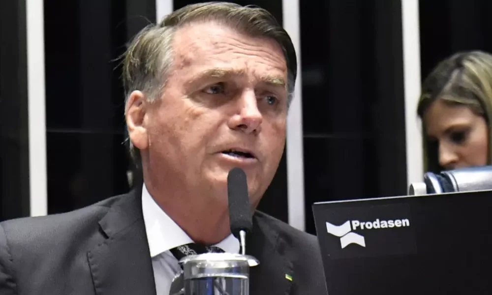 O ex-presidente Jair Bolsonaro foi preso na manhã deste sábado (22), após a Polícia Federal cumprir um mandado de prisão preventiva