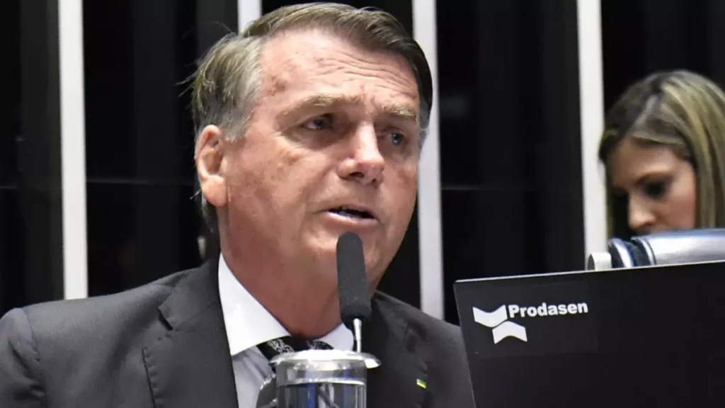 O ex-presidente Jair Bolsonaro foi preso na manhã deste sábado (22), após a Polícia Federal cumprir um mandado de prisão preventiva