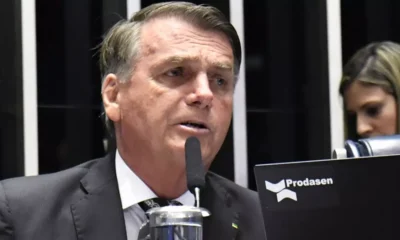 O ex-presidente Jair Bolsonaro foi preso na manhã deste sábado (22), após a Polícia Federal cumprir um mandado de prisão preventiva