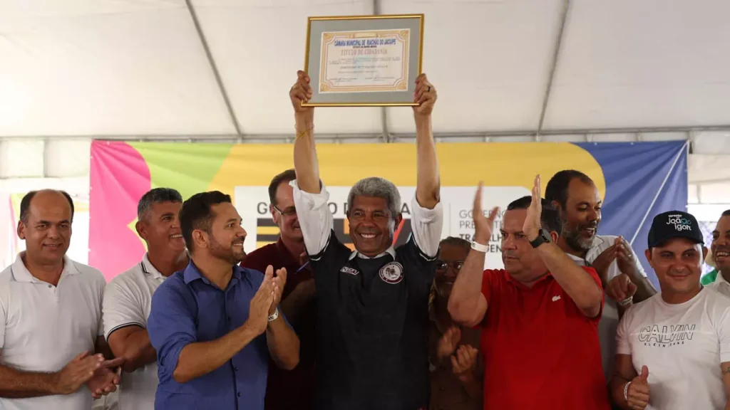 O governador Jerônimo Rodrigues foi homenageado neste sábado (9) com o título de cidadão de Riachão do Jacuípe, durante visita ao