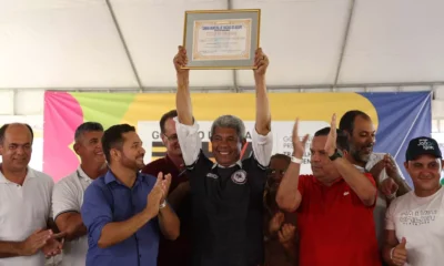 O governador Jerônimo Rodrigues foi homenageado neste sábado (9) com o título de cidadão de Riachão do Jacuípe, durante visita ao