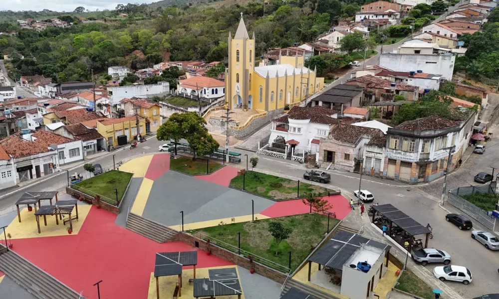 Em clima de festa, o governador Jerônimo Rodrigues foi recebido, neste sábado (29), em Mundo Novo, na região da Chapada Diamantina,