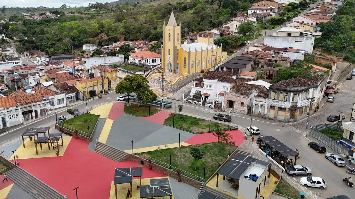 Em clima de festa, o governador Jerônimo Rodrigues foi recebido, neste sábado (29), em Mundo Novo, na região da Chapada Diamantina,