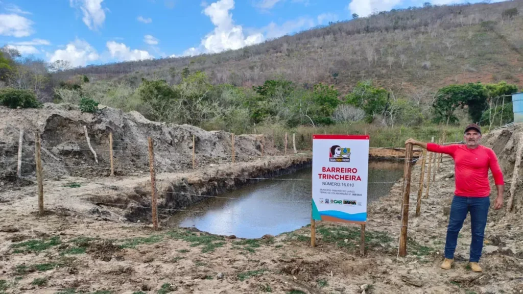 A entrega de 62 barreiros de trincheira na região Sudoeste da Bahia está transformando a rotina de agricultores e agricultoras