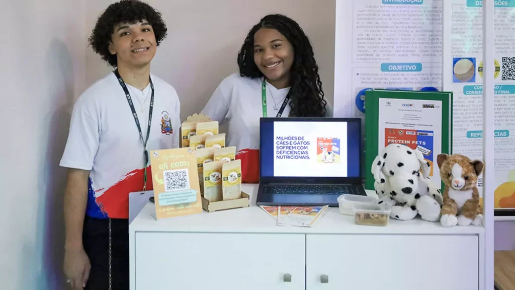 Boquira, que, orientados pela professora Cássia Nascimento, desenvolveram um tipo de Whey Protein exclusivo para pets.