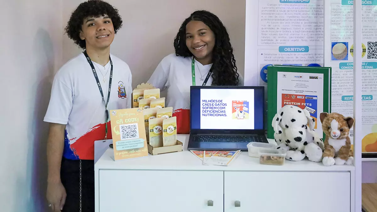 Boquira, que, orientados pela professora Cássia Nascimento, desenvolveram um tipo de Whey Protein exclusivo para pets. 