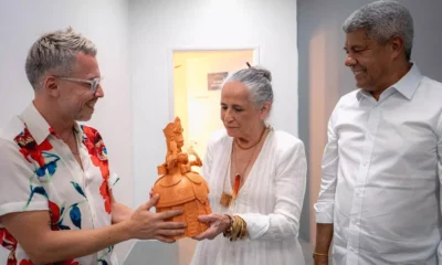 força da ancestralidade, culminou em um momento histórico: uma de suas peças foi escolhida como presente para Maria Bethânia.