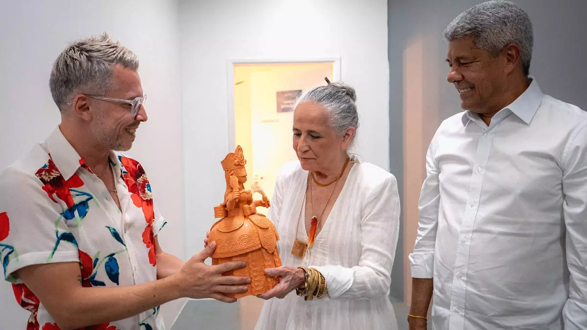 força da ancestralidade, culminou em um momento histórico: uma de suas peças foi escolhida como presente para Maria Bethânia.