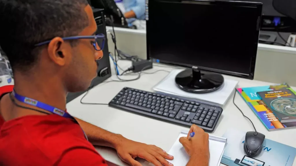 relativa ao Edital de Abertura de Inscrições n. 02, de 1º de outubro de 2025, do Programa Partiu Estágio, que oferece a alunos de