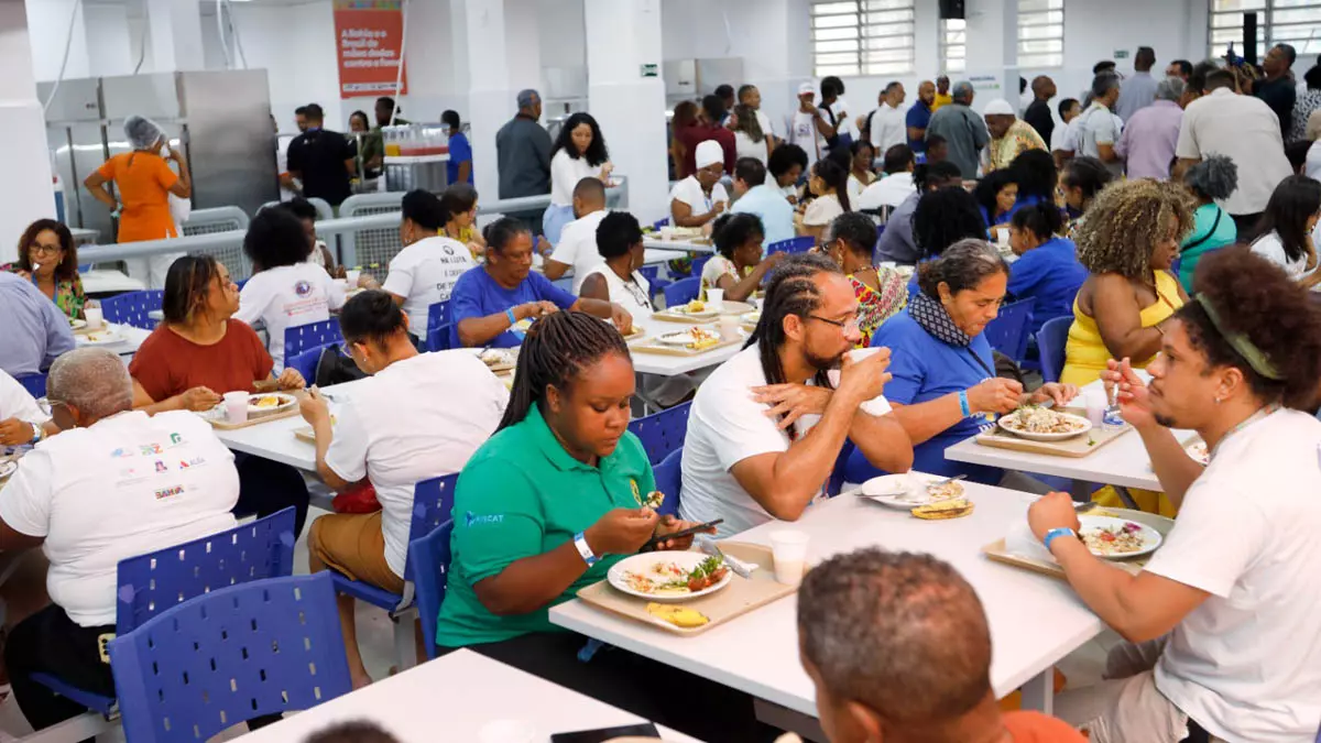 Moradores do bairro da Liberdade acompanharam, na manhã desta quarta-feira (19), a reinauguração do Restaurante Popular Alaíde do Feijão,