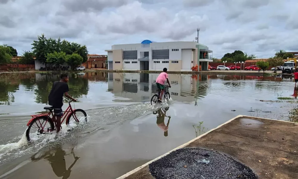 O governador Jerônimo Rodrigues esteve em Sítio do Mato, na região Oeste, na tarde deste sábado (22), para avaliar os estragos provocados