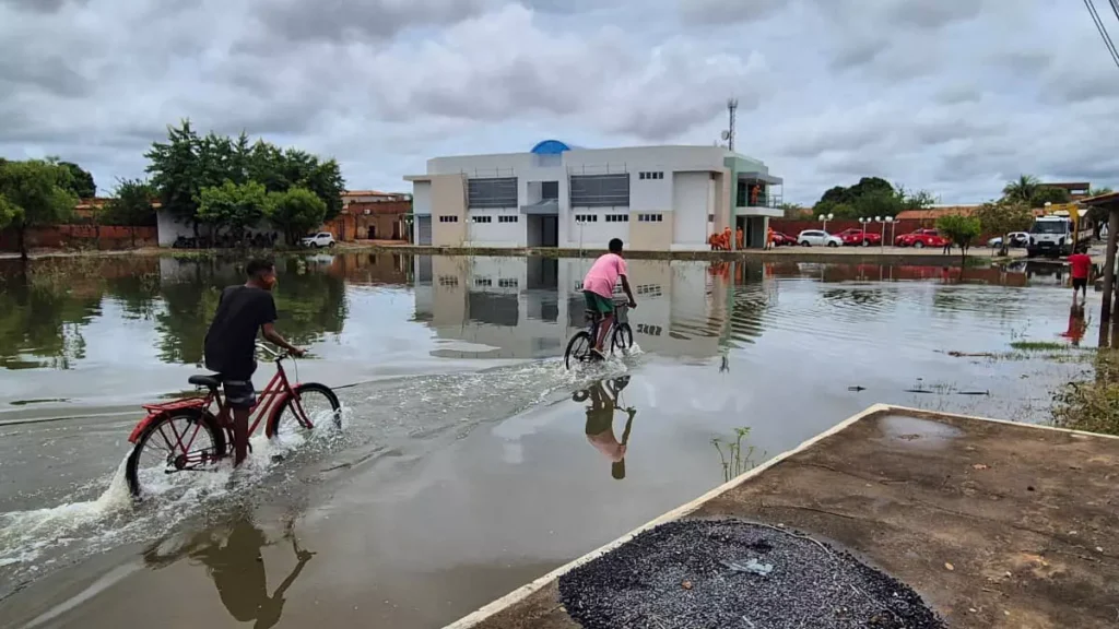 O governador Jerônimo Rodrigues esteve em Sítio do Mato, na região Oeste, na tarde deste sábado (22), para avaliar os estragos provocados