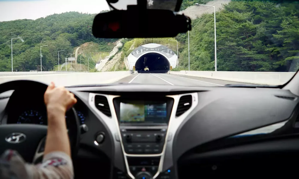 Mais do que um conjunto de regras, a direção defensiva é uma mentalidade. Ela começa antes mesmo de ligar o carro,