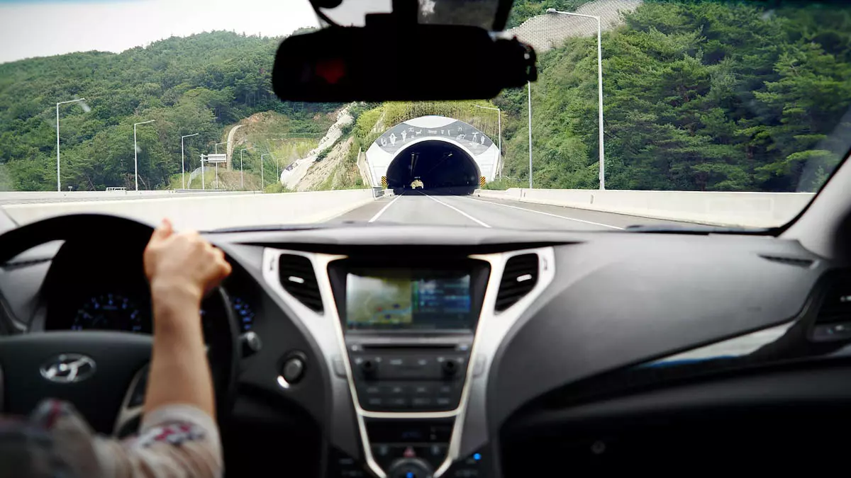 Mais do que um conjunto de regras, a direção defensiva é uma mentalidade. Ela começa antes mesmo de ligar o carro,