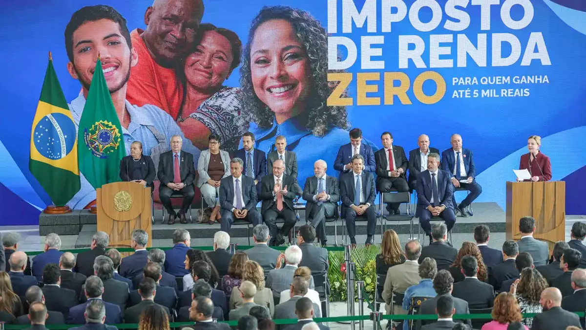 O presidente Luiz Inácio Lula da Silva sancionou, nesta quarta-feira (26), a lei que isenta do Imposto de Renda (IR) quem