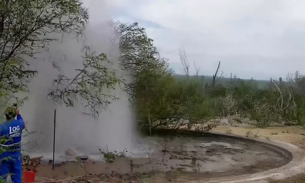 Um grande vazamento foi provocado, nesta quinta-feira (6), em trecho da adutora que leva água bruta da barragem de Cristalândia