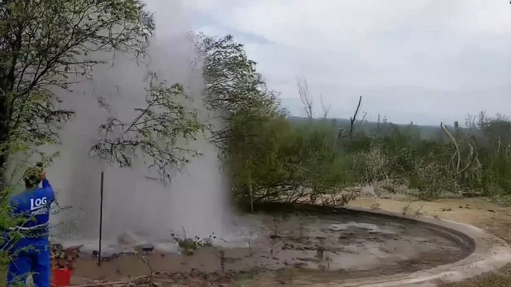 Um grande vazamento foi provocado, nesta quinta-feira (6), em trecho da adutora que leva água bruta da barragem de Cristalândia