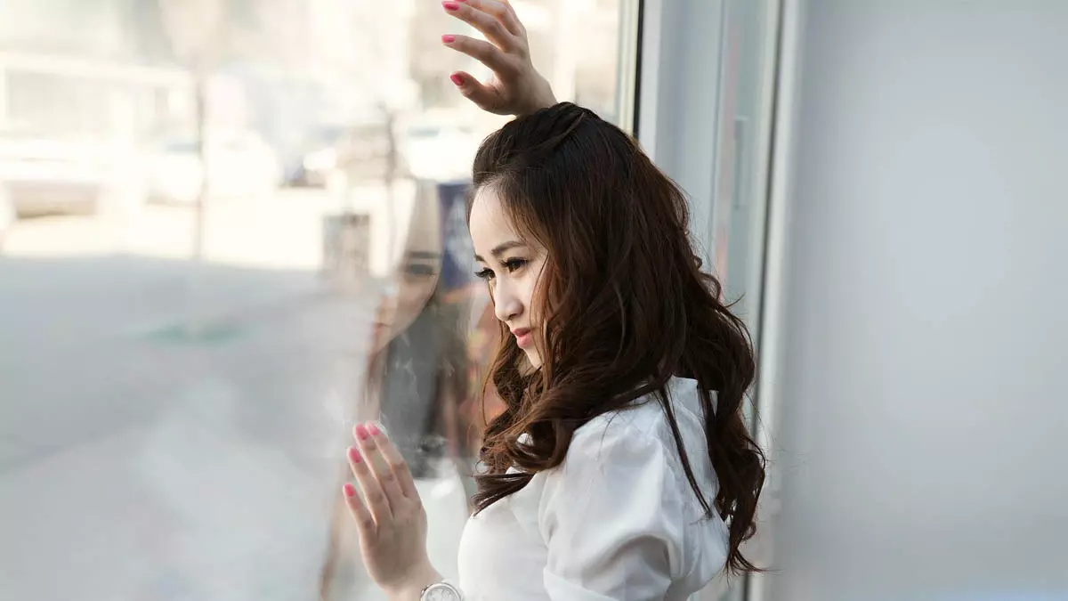 E, nesse paradoxo entre o que mostramos e o que somos, nasce um novo tipo de cansaço: o esgotamento da autenticidade. 