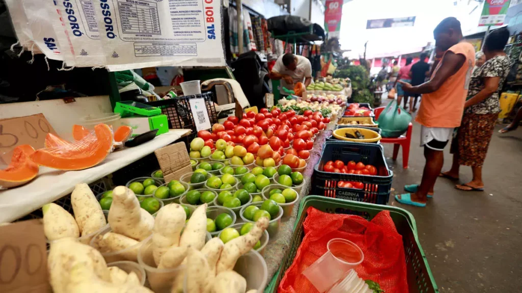 Previsto para entrar em vigor em 1º de janeiro e começar a ser pago em fevereiro, o novo salário mínimo de R$ 1.621 deve injetar